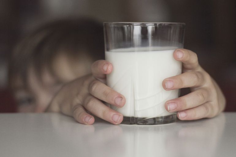 Esta es la mejor leche semidesnatada de España (y es de las más baratas)