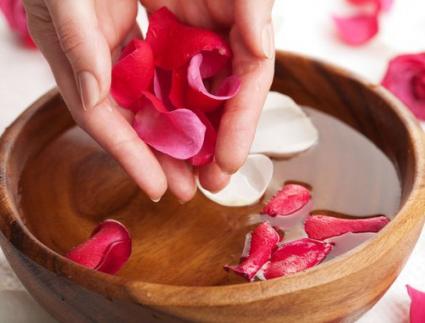 ¡Los beneficios del agua de rosas!