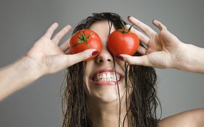 Por qué vas a querer aplicar tomate en tu piel