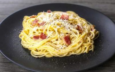 La carbonara no lleva nata. Así es la receta auténtica de esta salsa italiana