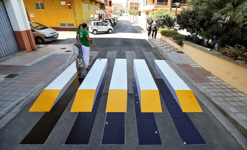 Así fue  el primer paso de peatones 3D que se instala en España