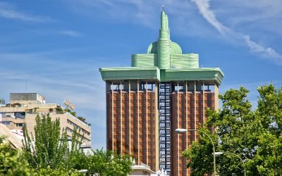 Las Torres Colón pierden su emblemático «enchufe» y cambian de color