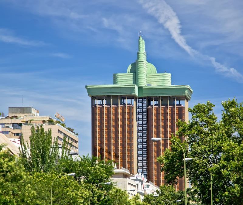 Las Torres Colón pierden su emblemático «enchufe» y cambian de color