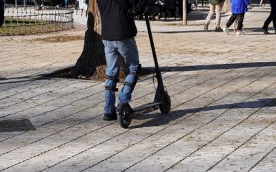 Los patinetes, las bicis y las motos mal aparcadas en la acera recibirán multas