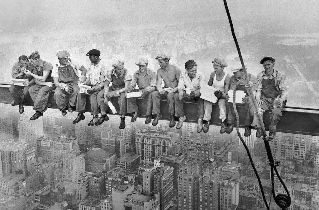 ¿Sabías que en esta famosa foto del rascacielos Rockefeller Center de Nueva York estaba un español?